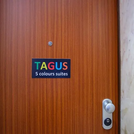 Tagus 5 Colours بيت ضيافة ألجيس